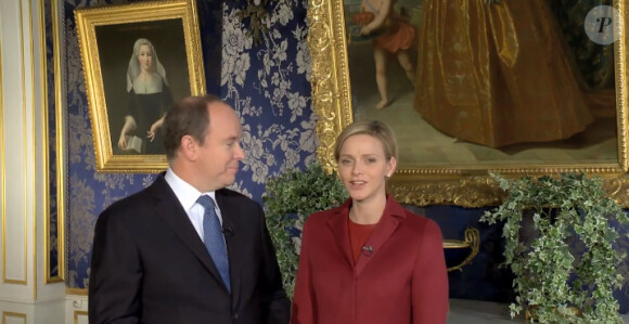 Le prince Albert II de Monaco passe la parole à la princesse Charlene lors de leur message de voeux aux Monégasques pour 2014. La princesse Charlene a prononcé quelques mots en français pour conclure.