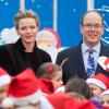 La princesse Charlene et le prince Albert II de Monaco lors du goûter de Noël des enfants monégasques au palais princier, le 18 décembre 2013