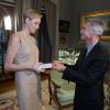La princesse Charlene de Monaco recevant Cyril Viguier au palais princier le 2 décembre 2013 pour un entretien dans le cadre de son documentaire Monaco, les coulisses du Rocher.