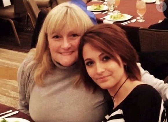 Paris Jackson et sa mère Debbie Rowe, à Hawaii, décembre 2013.