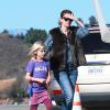 Exclusif - Julia Roberts et Hazel - Julia Roberts et son mari Daniel Moder montent à bord d'un jet privé avec leurs enfants Phinnaeus, Hazel et Henry à Los Angeles, le 23 décembre 2013.