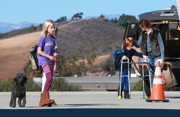 Exclusif - Hazel, Phinnaeus et leur maman - Julia Roberts et son mari Daniel Moder montent à bord d'un jet privé avec leurs enfants Phinnaeus, Hazel et Henry à Los Angeles, le 23 décembre 2013.