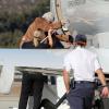 Exclusif - La mère de l'actrice, Betty Lou - Julia Roberts et son mari Daniel Moder montent à bord d'un jet privé avec leurs enfants Phinnaeus, Hazel et Henry à Los Angeles, le 23 décembre 2013.