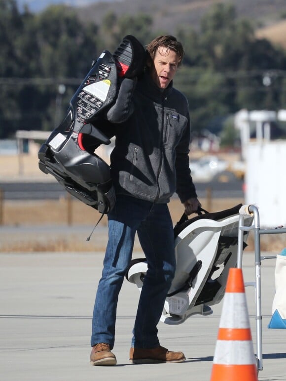 Exclusif - Daniel Moder - Julia Roberts et son mari Daniel Moder montent à bord d'un jet privé avec leurs enfants Phinnaeus, Hazel et Henry à Los Angeles, le 23 décembre 2013.