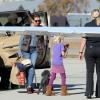 Exclusif - Julia Roberts et son mari Daniel Moder montent à bord d'un jet privé avec leurs enfants Phinnaeus, Hazel et Henry à Los Angeles, le 23 décembre 2013.