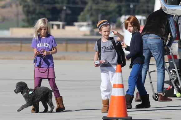 Exclusif - Julia Roberts et son mari Daniel Moder montent à bord d'un jet privé avec leurs enfants Phinnaeus, Hazel et Henry à Los Angeles, le 23 décembre 2013.