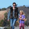 Exclusif - Julia Roberts et Hazel - Julia Roberts et son mari Daniel Moder montent à bord d'un jet privé avec leurs enfants Phinnaeus, Hazel et Henry à Los Angeles, le 23 décembre 2013.
