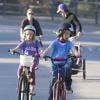 Exclusif - Les deux jumeaux Phinnaeus et Hazel mènent la danse devant Julia Roberts, son mari Daniel Moder et Henry lors d'une balade à velo à Malibu, le 22 décembre 2013.