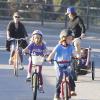 Exclusif - Julia Roberts, son mari Daniel Moder et leurs enfants Phinnaeus, Hazel et Henry font une balade à velo à Malibu, le 22 décembre 2013.