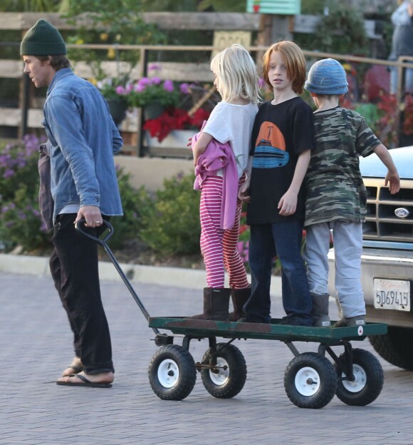Exclusif - Daniel Moder et ses enfants Phinnaeus, Hazel et Henry vont chercher des plantes à Malibu, le 21 décembre 2013.