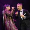 Lily Allen et Robbie Williams au concert de charité "Under 1 Roof" au Eventim Apollo à Londres. Le 19 décembre 2013.