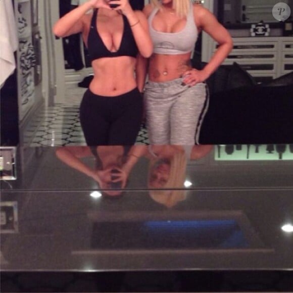Sur Instagram, Kim Kardashian a posté cette photo de son amie Blac Chyna et elle dans une salle de sport. Six après la naissance de sa fille, la star de télé-réalité a clairement retrouvé son corps de bombe !