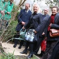 Danielle Mitterrand : Agnès b. et ses fils plantent un arbre en son souvenir