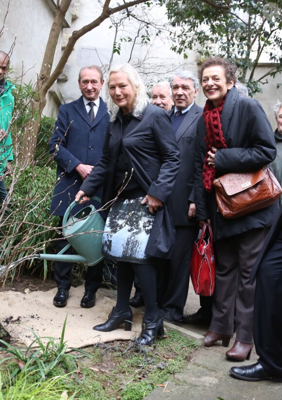 Le maire Bertrand Delanoë, Gilbert Mitterrand, Agnès b. et Lyne Cohen-Solal - La créatrice Agnès b. plante un arbre en souvenir de Danielle Mitterrand dans le square qui porte son nom rue de Bièvre ans le 5e arrondissement de Paris, le 6 janvier 2014.