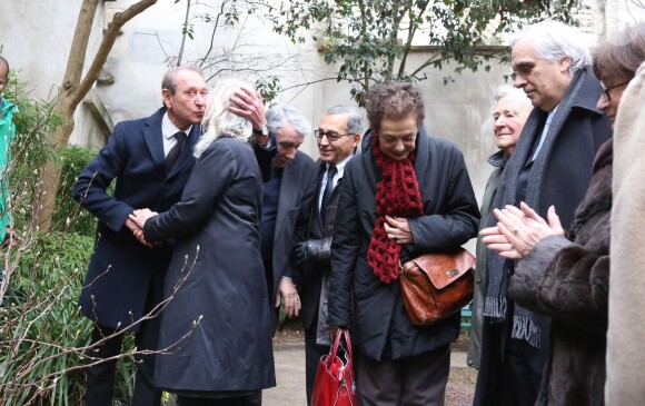 Bertrand Delanoë, Agnès b., Gilbert Mitterrand, Lyne Cohen-Solal - La créatrice Agnès b. plante un arbre en souvenir de Danielle Mitterrand dans le square qui porte son nom rue de Bièvre ans le 5e arrondissement de Paris, le 6 janvier 2014.