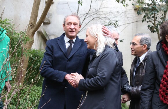 Bertrand Delanoë et Agnès b. - La créatrice Agnès b. plante un arbre en souvenir de Danielle Mitterrand dans le square qui porte son nom rue de Bièvre ans le 5e arrondissement de Paris, le 6 janvier 2014.
