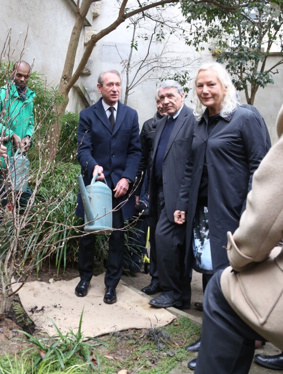 Bertrand Delanoë, Gilbert Mitterrand, Agnès b. - La créatrice Agnès b. plante un arbre en souvenir de Danielle Mitterrand dans le square qui porte son nom rue de Bièvre ans le 5e arrondissement de Paris, le 6 janvier 2014.