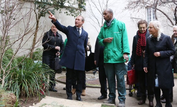 Bertrand Delanoë, Agnès b., Lyne Cohen-Solal - La créatrice Agnès b. plante un arbre en souvenir de Danielle Mitterrand dans le square qui porte son nom rue de Bièvre ans le 5e arrondissement de Paris, le 6 janvier 2014.