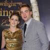Kristen Stewart et Robert Pattinson, complices à l'avant-première du dernier volet de Twilight "Breaking Dawn 2" à Berlin, le 16 novembre 2012.