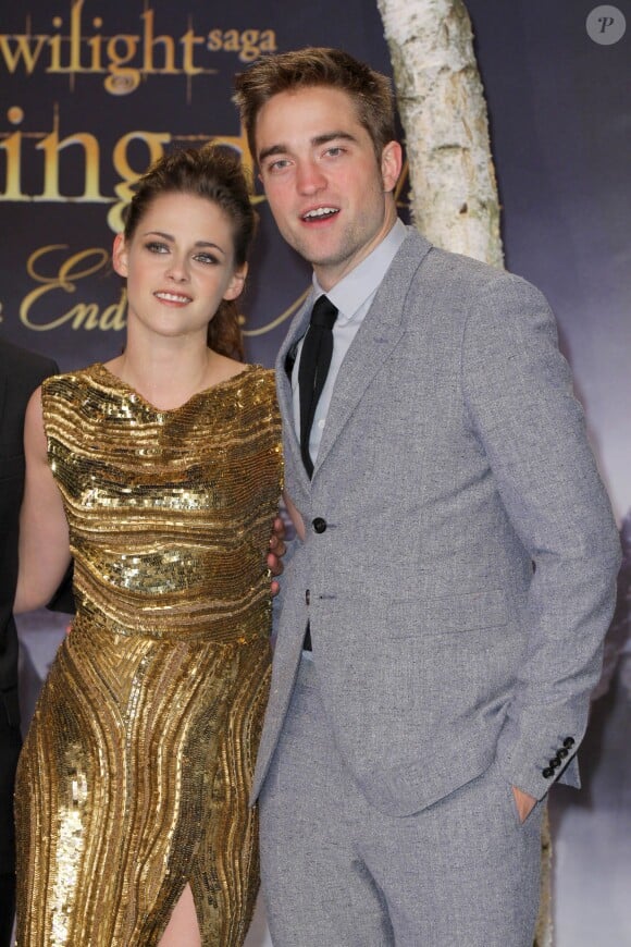 Kristen Stewart et Robert Pattinson, complices à l'avant-première du dernier volet de Twilight "Breaking Dawn 2" à Berlin, le 16 novembre 2012.