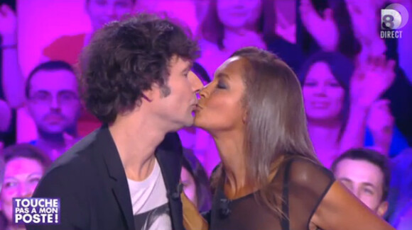 Karine Le Marchand embrasse Christophe Carrière dans Touche pas à mon poste sur D8, le lundi 6 janvier 2014
