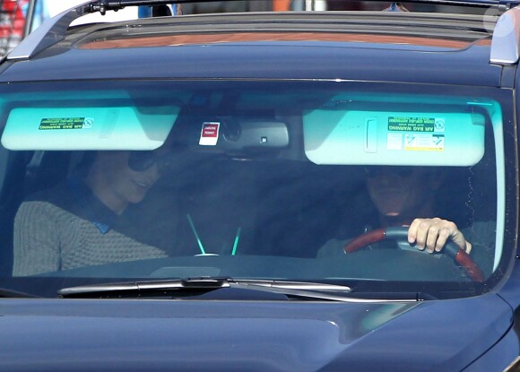 Charlize Theron retrouvant Sean Penn dans sa voiture après avoir été acheter des cafés au Starbucks, à Los Angeles le 4 janvier 2014. De quoi renforcer les rumeurs d'idylle après leurs vacances à Hawaï