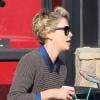 Charlize Theron retrouvant Sean Penn dans sa voiture après avoir été acheter des cafés au Starbucks, à Los Angeles le 4 janvier 2014. De quoi renforcer les rumeurs d'idylle après leurs vacances à Hawaï