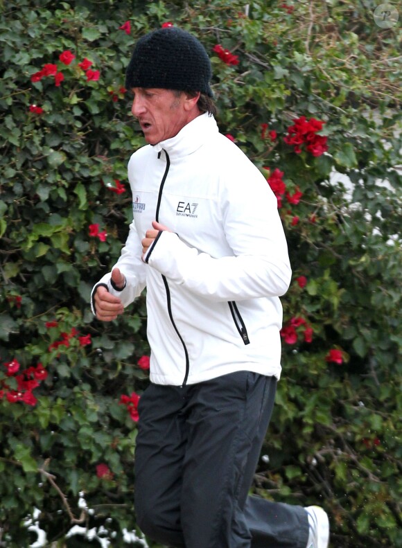 Exclusif - Sean Penn fait du jogging à Los Angeles, le 3 janvier 2014, après avoir passé la matinée avec Charlize Theron et peut-être dormi chez elle...