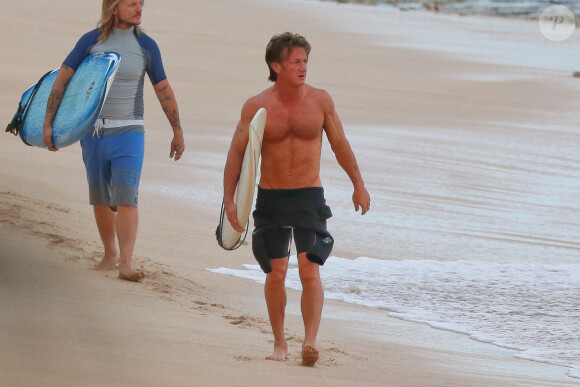 Sean Penn faisant du surf à Hawaï le 30 décembre 2013