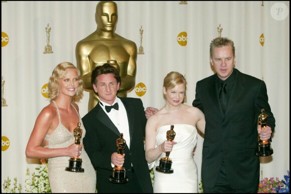 Sean Penn, Tim Robbins, Charlize Theron et Renée Zellweger lors de la cérémonie des Oscars 1994