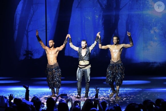 Exclusif - Le séduisant M. Pokora et sa bande lors de la dernière représentation du spectacle "Robin des Bois" au Palais des Congrès, à Paris, le 5 janvier 2014.