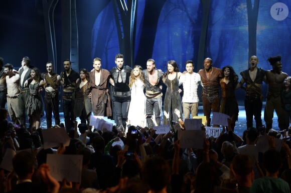 Exclusif - M. Pokora et sa bande lors de la dernière représentation du spectacle "Robin des Bois" au Palais des Congrès, à Paris, le 5 janvier 2014.