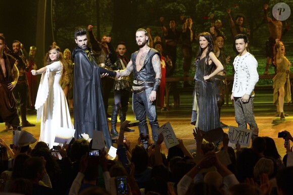 Exclusif - M. Pokora et sa bande lors de la dernière représentation du spectacle "Robin des Bois" au Palais des Congrès, à Paris, le 5 janvier 2014.