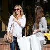 Emily Blunt, enceinte, fait du shopping avec une amie à Hollywood le 6 janvier 2014