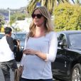 Emily Blunt, enceinte, fait du shopping avec une amie à Hollywood le 6 janvier 2014