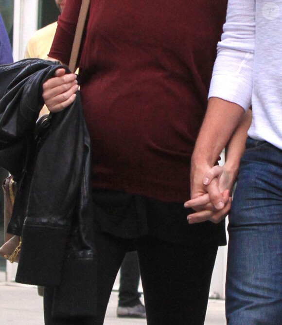 Emily Blunt enceinte et son mari John Krasinski vont au cinema à Hollywood, le 4 janvier 2014.