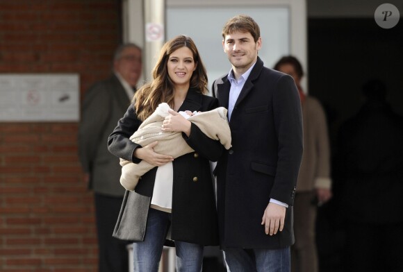 Iker Casillas et sa compagne Sara Carbonero sortent de la clinique à Madrid et présentent leur fils Martin le 8 janvier 2014. 
