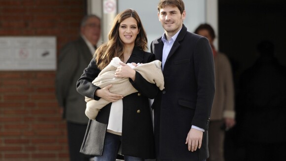 Sara Carbonero et Iker Casillas : Bébé dans les bras, ils quittent l'hôpital