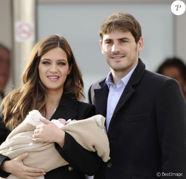 Iker Casillas et sa compagne Sara Carbonero sortent de la clinique à Madrid et présentent leur fils Martin le 8 janvier 2014.