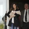 Iker Casillas et sa sublime compagne Sara Carbonero sortent de la clinique à Madrid et présentent leur fils Martin le 8 janvier 2014.