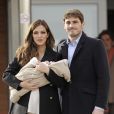  Iker Casillas et sa compagne Sara Carbonero sortent de la clinique à Madrid et présentent leur fils Martin le 8 janvier 2014.  