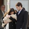 Le footballeur Iker Casillas et sa compagne Sara Carbonero sortent de la clinique à Madrid et présentent leur fils Martin le 8 janvier 2014.