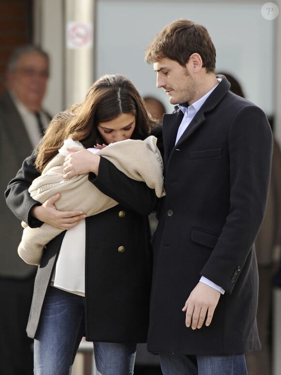 Le footballeur Iker Casillas et sa compagne Sara Carbonero sortent de la clinique à Madrid et présentent leur fils Martin le 8 janvier 2014.