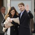  Iker Casillas (Real Madrid) et sa compagne Sara Carbonero sortent de la clinique à Madrid et présentent leur fils Martin le 8 janvier 2014. 