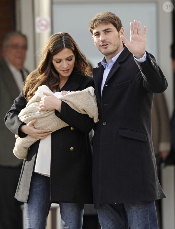 Iker Casillas (Real Madrid) et sa compagne Sara Carbonero sortent de la clinique à Madrid et présentent leur fils Martin le 8 janvier 2014.