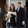 Iker Casillas et sa jolie compagne Sara Carbonero sortent de la clinique à Madrid et présentent leur fils Martin le 8 janvier 2014.