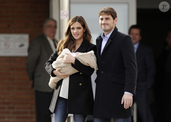 Iker Casillas et sa jolie compagne Sara Carbonero sortent de la clinique à Madrid et présentent leur fils Martin le 8 janvier 2014.