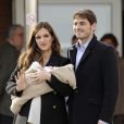  Iker Casillas et Sara Carbonero sortent de la clinique à Madrid et présentent leur fils Martin le 8 janvier 2014. 