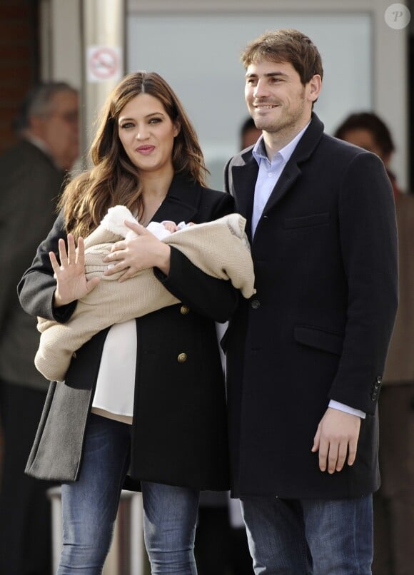 Iker Casillas et Sara Carbonero sortent de la clinique à Madrid et présentent leur fils Martin le 8 janvier 2014.