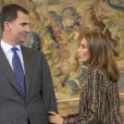 Le prince Felipe et la princesse Letizia d'Espagne, unis, lors d'audiences au palais de la Zarzuela à Madrid, le 8 janvier 2014, au lendemain de l'annonce de la mise en examen de l'infante Cristina dans l'affaire Noos.
